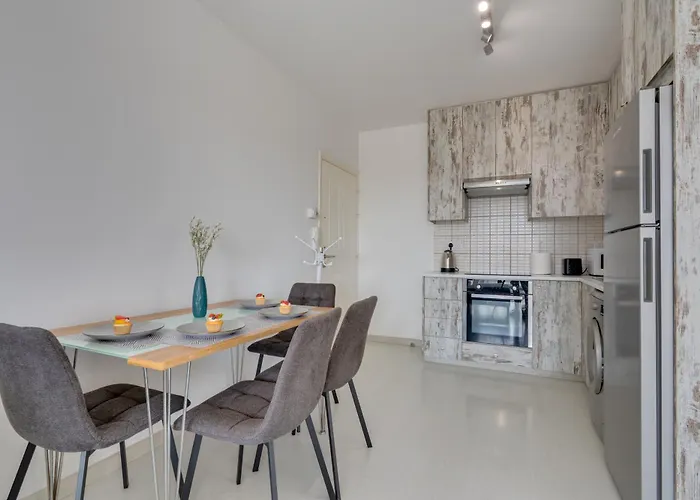 Holiday home Elisabeth Salt Views 200m From Makenzy Larnaca