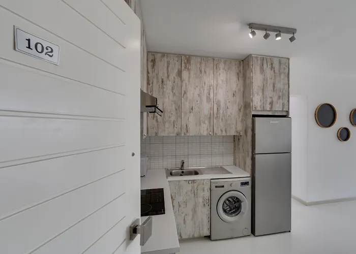 Elisabeth Salt Views 200m From Makenzy Larnaca