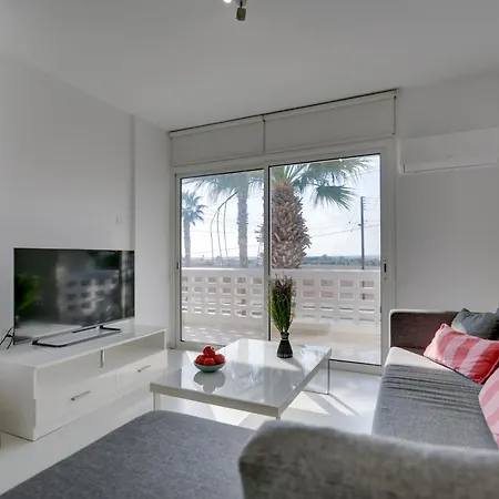 Elisabeth Salt Views 200m From Makenzy * لارنكا