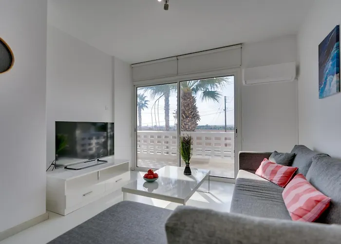 Elisabeth Salt Views 200m From Makenzy * لارنكا