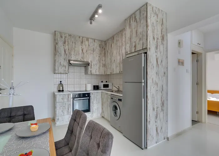 Elisabeth Salt Views 200m From Makenzy * لارنكا