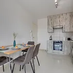 بيت للعطل Elisabeth Salt Views 200m From Makenzy لارنكا